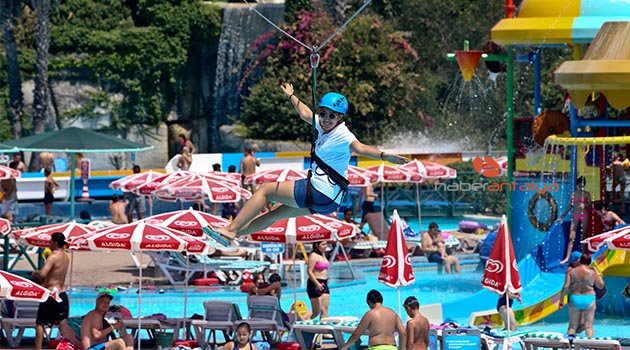 Su parkında zipline heyecanı