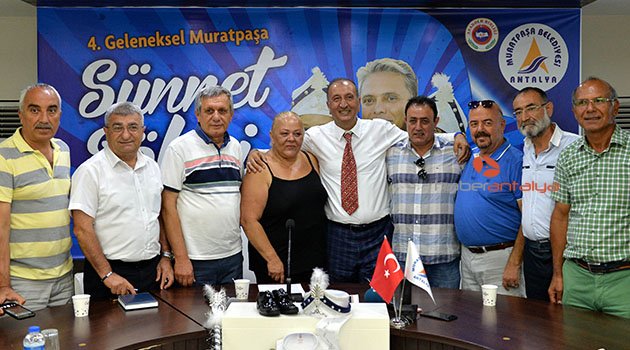 Sünnet şöleninin halay başı Mahmut Tuncer