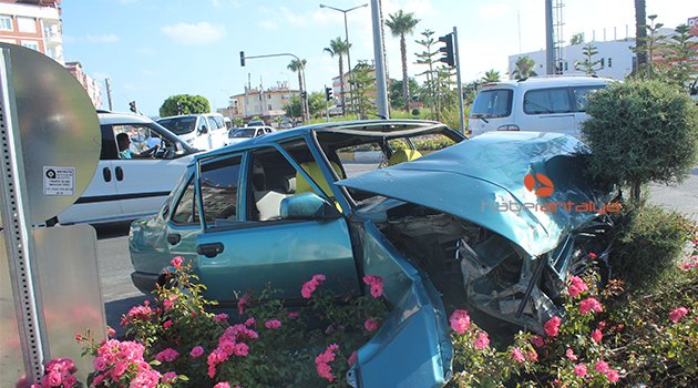 Suriyeli işçileri taşıyan otomobil kaza yaptı: 5 yaralı