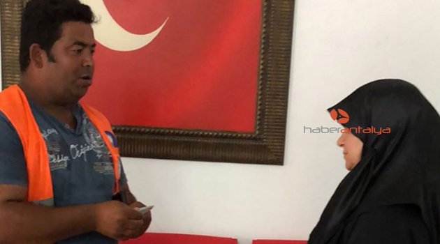Suriyeli kadın, yolda bulduğu cüzdanı sahibine ulaştırdı