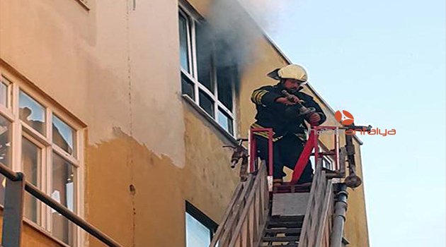 SURİYELİLERİN KALDIĞI EV YANDI