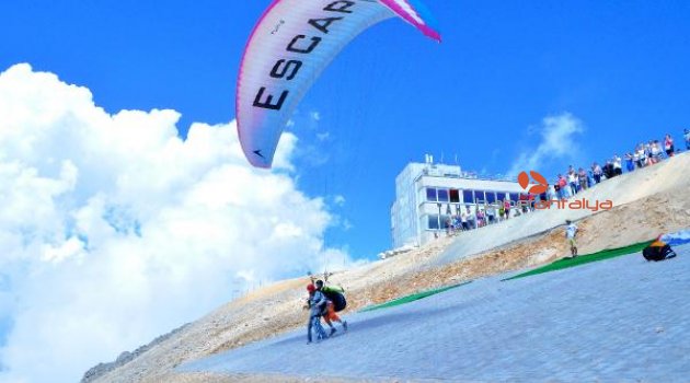 Tahtalı'da turistler özgürlüğe uçuyor