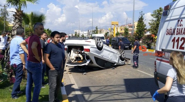 Takla atan araç ağaçlara çarparak durabildi: 3 yaralı