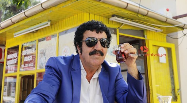 Taksicinin Müslüm Gürses'e benzerliği müşterisini artırıyor