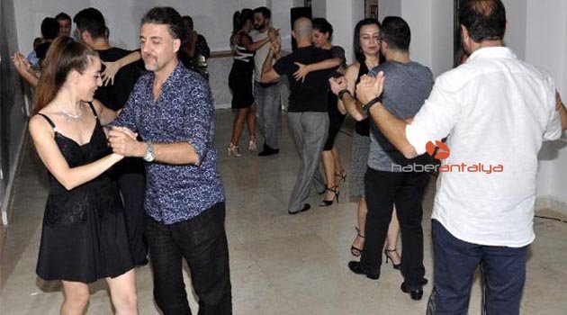 Tango tutkunları yardım gecesinde buluştu