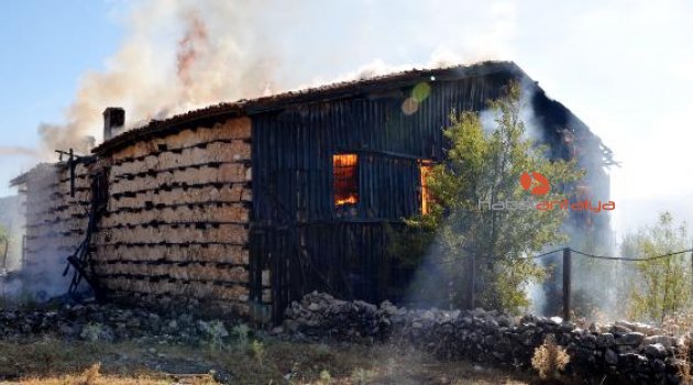 Tarihi ev kül oldu