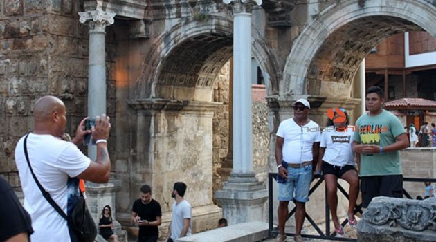 Tarihi fotoğraf stüdyosu, Hadrian Kapısı