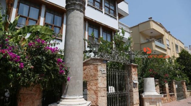 Tarihi sütunlar müzeye kaldırılınca benzerini yaptırdı!
