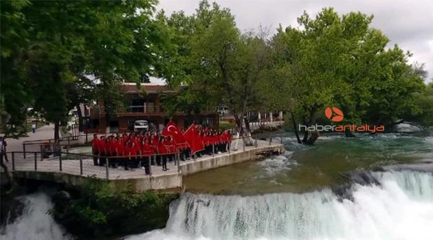 Tarihi ve turistik yerlerde İstiklal Marşı söylediler