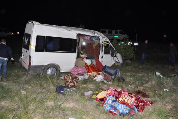 Tarım İşçilerini Taşıyan Minibüs Lastiği Patlayınca Şarampole Devrildi: 3 Ölü, 12 Yaralı