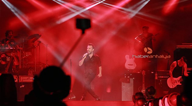 TARKAN, EXPO’DA UNUTULMAZ SAATLER YAŞATTI
