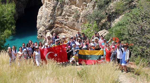  Tarlada çilek yiyip, dalından dut topluyor