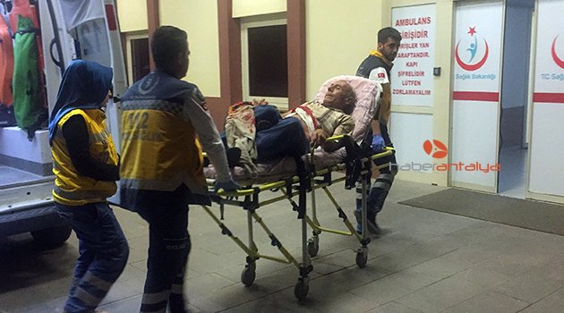 TARTIŞTIĞI BABASINI GÖĞSÜNDEN BIÇAKLADI