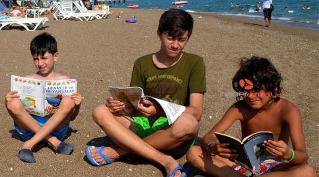 Tatilcilerden gezici kütüphaneye ilgi