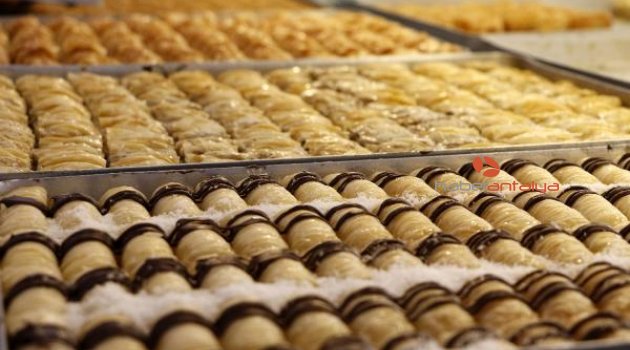Tatlıcılardan markette, fırında tatlı satılmasına tepki