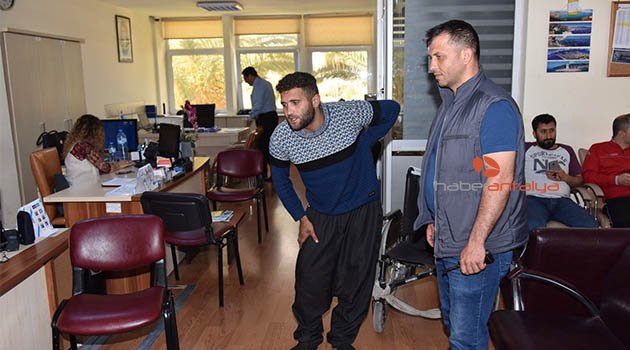 Tekerlekli sandalyeyle geldiği karakolda ayaklandı