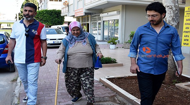 TEKME ATIP YAŞLI KADINI GASP ETTİLER