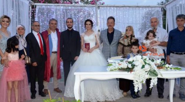 Televizyoncu çift dünyaevine girdi