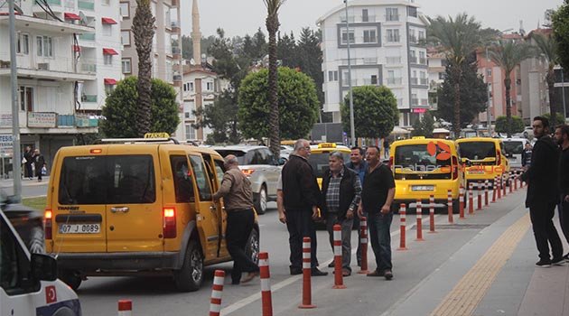 Ticari taksiye satırla saldırdı!