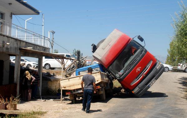 TIR KAMYONETİN ÜZERİNE DEVRİLDİ