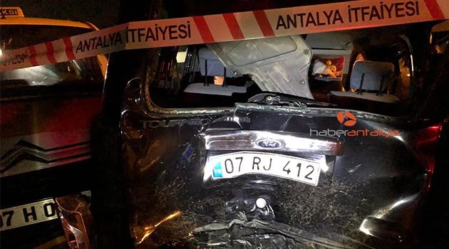 TIR, kırmızı ışıkta bekleyen araçlara çarptı