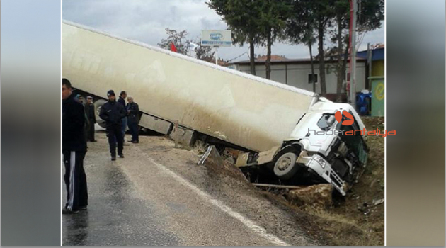 Tır şarampole devrildi