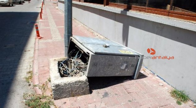 Tır'ın çarptığı trafo yandı