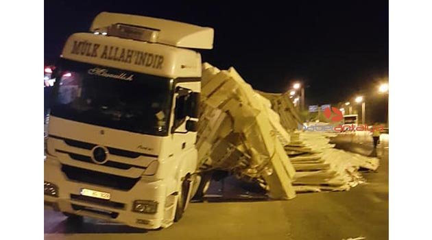 Tırın dorsesi yan yattı, malzemeler yola savruldu
