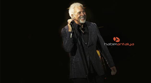 Tom Jones, kulisin zeminine halı, duvarına siyah perde istedi