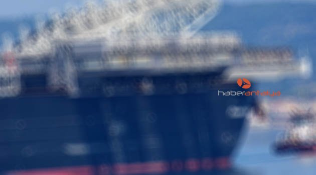Tonlarca patlayıcı madde taşıyan gemi Girit’te durduruldu