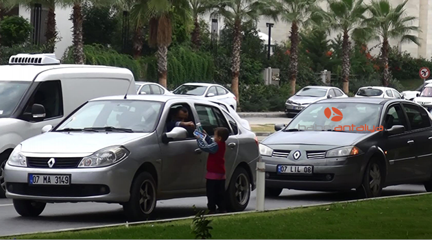 Trafik ışıklarında kadın ve çocukları dilendirdiler