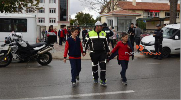 Trafik polislerinden örnek davranış