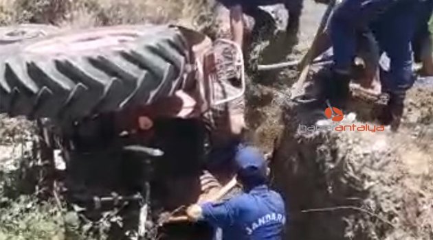 Traktörle toprak arasında kaldı