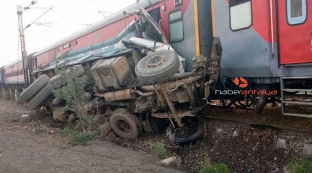 Tren askeri araçla çarpıştı: 4 ölü