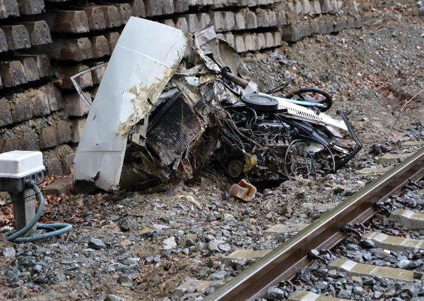 Tren, Hemzemin Geçitte Otomobile Çarptı: 1 Ölü, 1 Yaralı