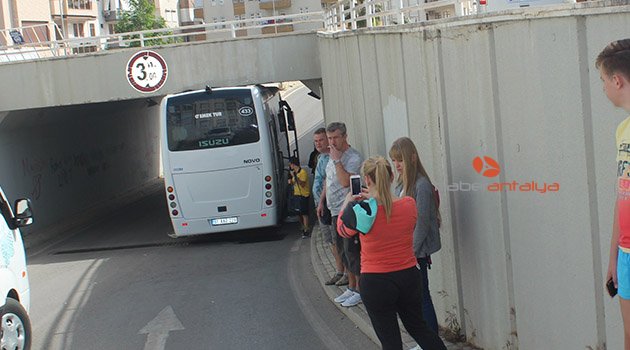 Tur midibüsü alt geçitte sıkıştı