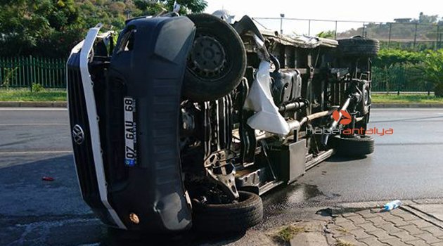 Tur minibüsü devrildi: 1 ağır yaralı