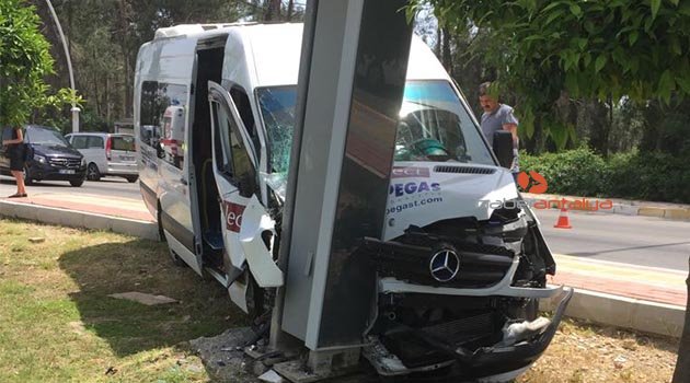 Tur minibüsü tabelaya çarptı: 3 Rus turist yaralandı