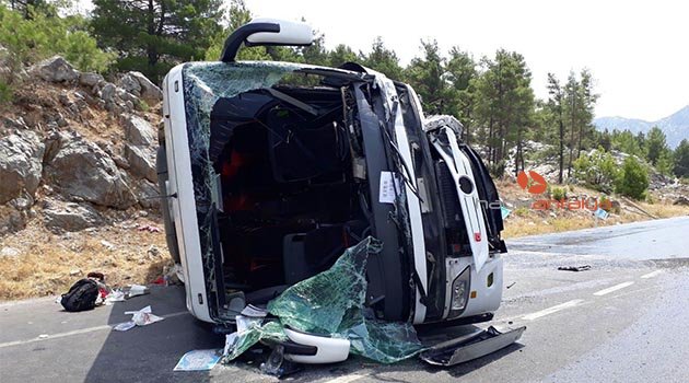 Tur otobüsü otomobil ile çarpıştı: 2 ölü, 31'i Çinli 33 yaralı