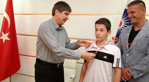 Türel'den şampiyon güreşçilere altın