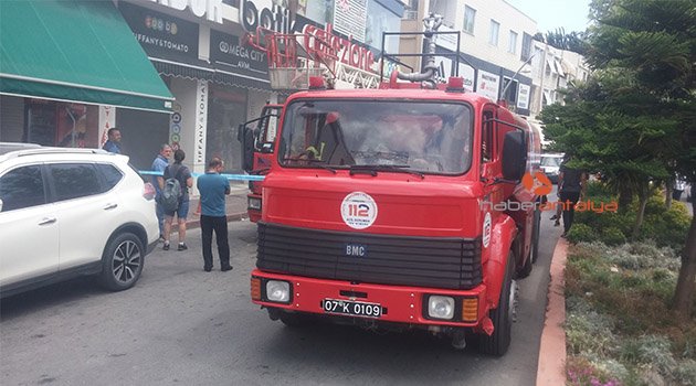 Turistik caddede korkutan yangın
