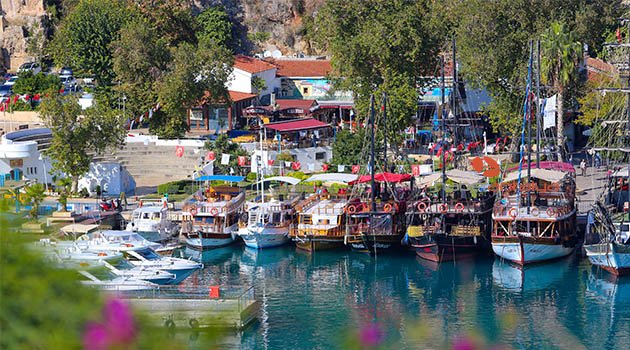 Turistik yatlar demir attı
