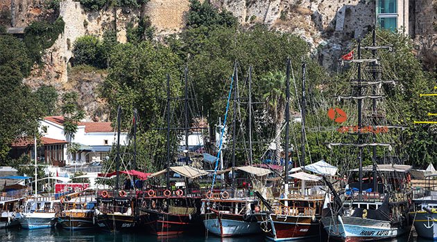 Turistik yatlar, sezon bakımına hazırlanıyor