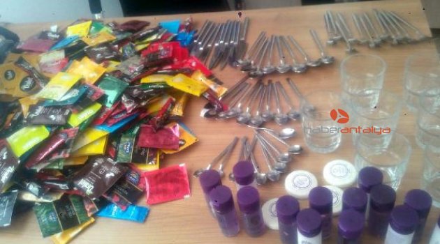 'Turistin çantasında 12 çatal, 12 bıçak, 12 tatlı kaşığı, 12 tatlı çatalı ve 6 bardak çıktı.'