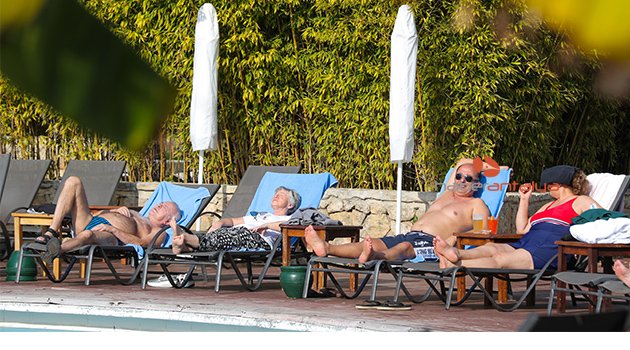 Turistler denize girip, havuz başında güneşlendi
