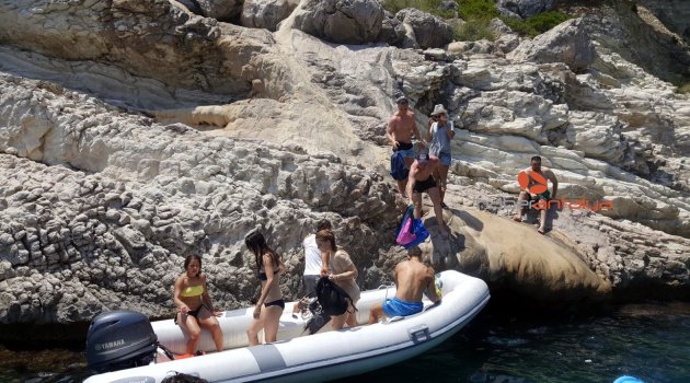 Turistler eğleniyor, görenler mahsur kaldı sanıp durumu ihbar ediyor