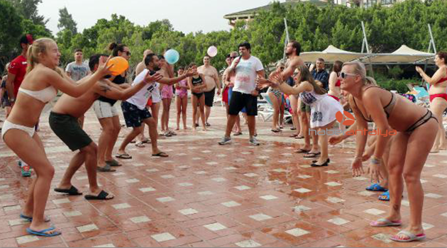 Turistler, Kemer'de sıcak havanın keyfini sürüyor