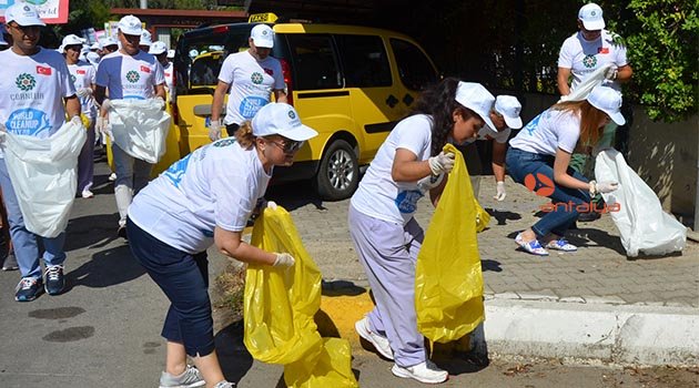 Turistler sahilde çöp topladı