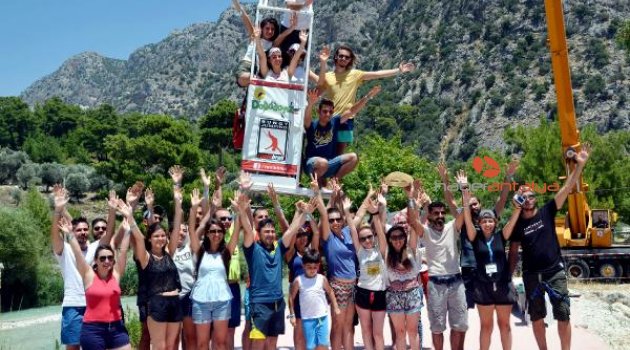 Turistlere bungee jumping eğlencesi