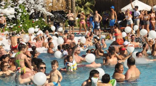 Turistlere buzlu ve köpüklü havuz partisi